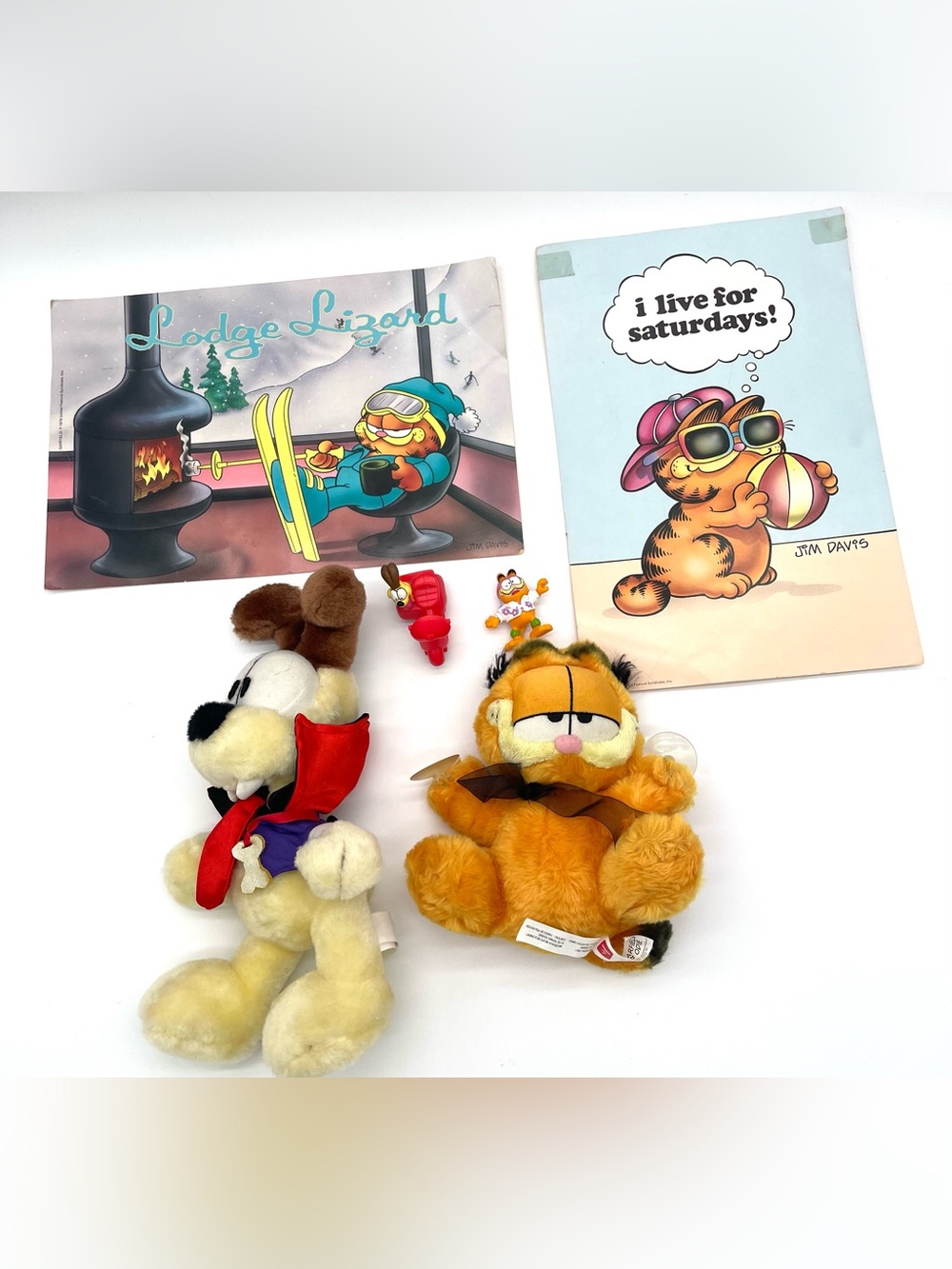 Garfield Odie Lot Plush Clinging Around Vampire Lodge Lizard Saturday Poster Vtg